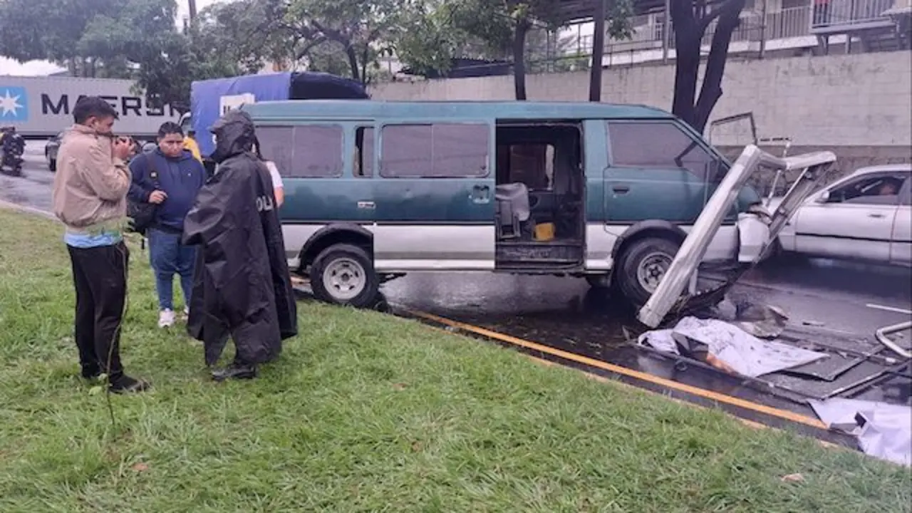 Accidente bulevar del Ejército tres lesionados 31-10-2023