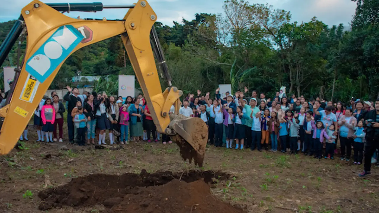 Inicio de la construcción de la Escuela de Educación Parvularia y el Centro Escolar General Francisco Menéndez del municipio de Apaneca, Ahuachapán