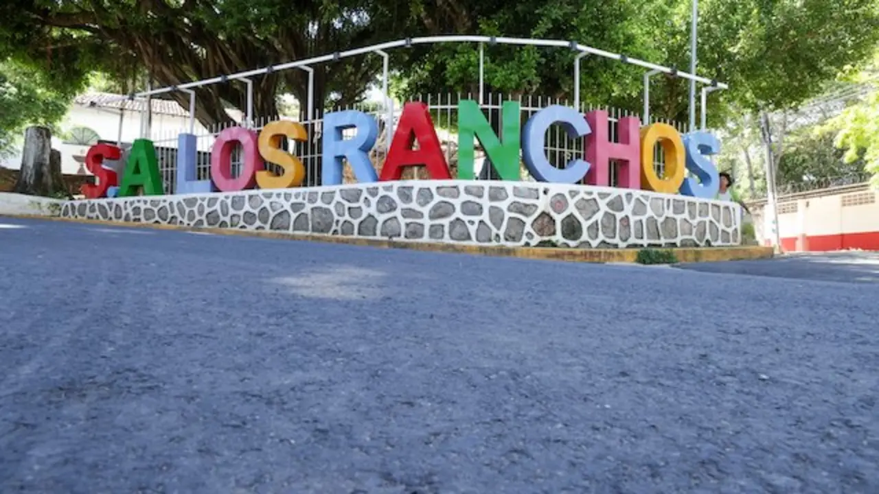 Entrega de un proyecto de mejoramiento vial en San Antonio Los Ranchos, Chalatenango