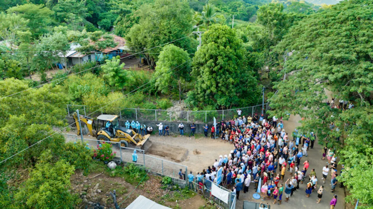 Mejoramiento calle principal del cantón San Pedro, de Chirilagua