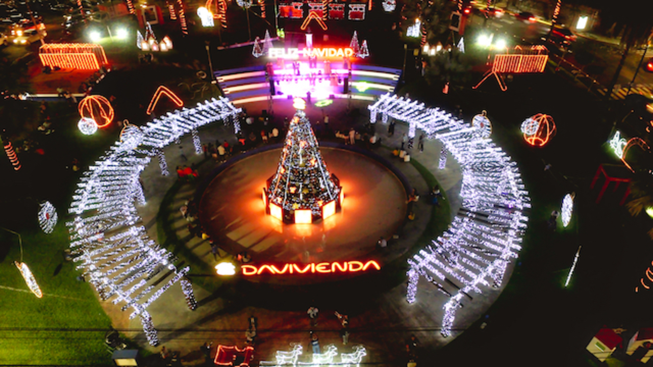 Acto de Inauguraci&oacute;n de la Iluminaci&oacute;n Navide&ntilde;a 2023 en Fuentes de Beethoven, sobre el Paseo General Escal&oacute;n, en San Salvador, El Salvador, el 7 de diciembre de 2023.Photo Banco Davivienda/ Salvador Mel&eacute;ndez