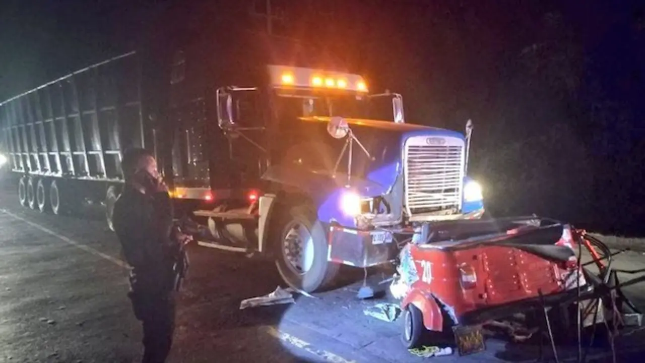 Mototaxi choca de frente contra rastra cañera Dos fallecidos 22-12-2023