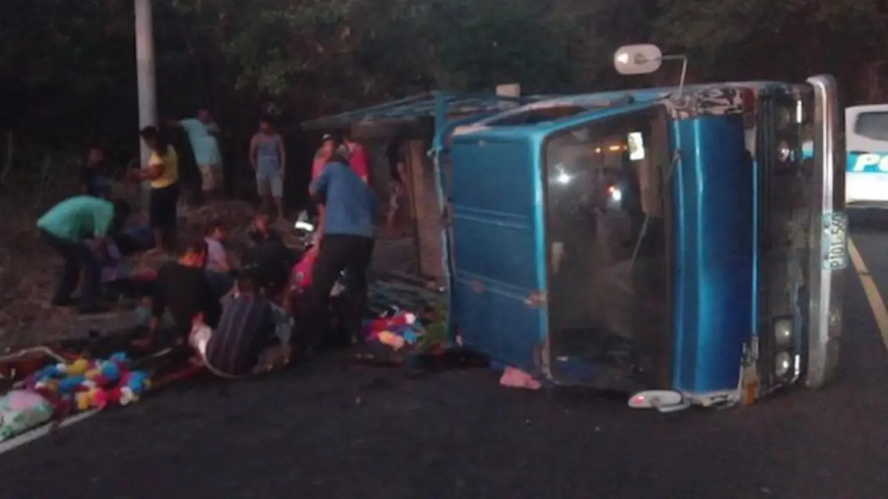 Camión con 25 personas volcado 27-12-2023