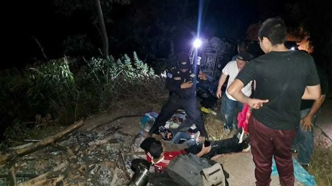 Seis personas lesionadas en vuelco de camión en Suchitoto 31-12-2023