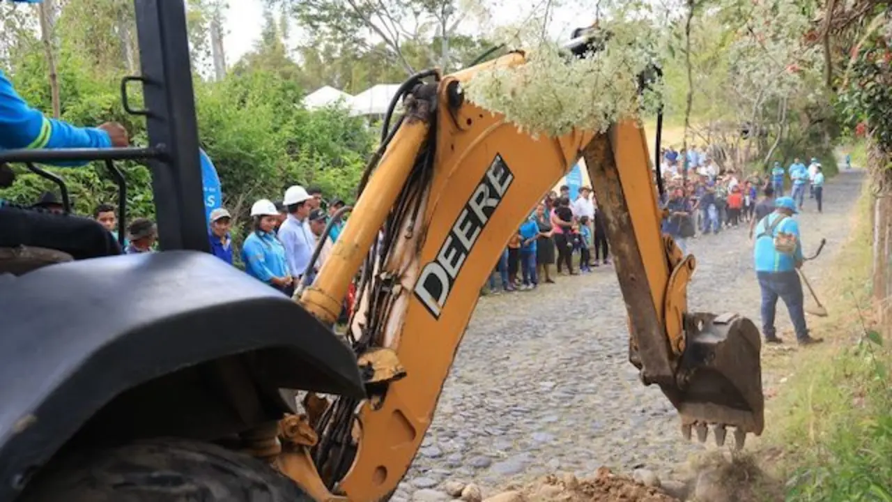 DOM inicia transformación de calle rural de San Pedro Nonualco, La Paz 