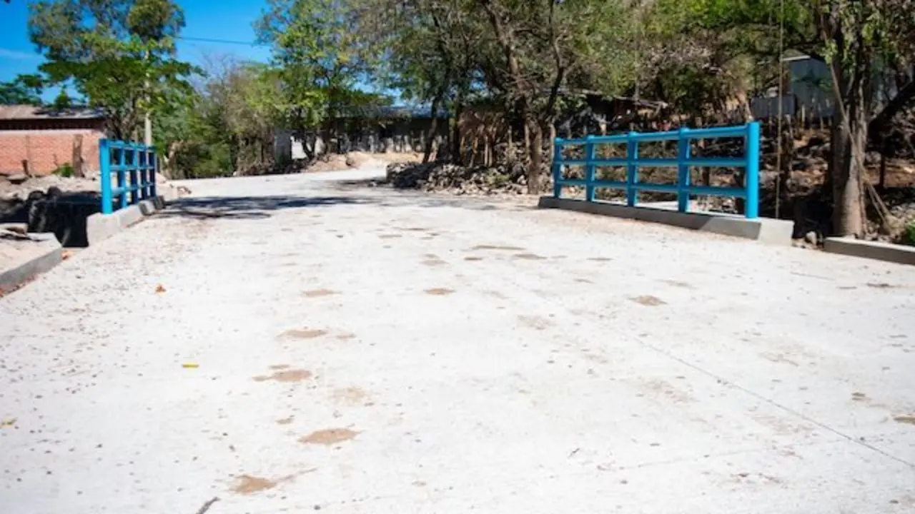 Renuevan calle rural fronteriza con Guatemala en Santa Ana