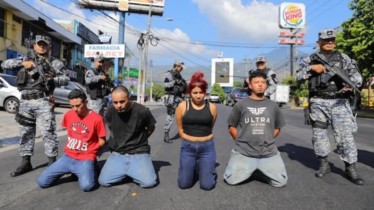 Marlon Efraín Ayala Orellana, Erick Brayan de Paz Rivera, Rodrigo José Najarro Fernández y Paola Cristabel Navidad Rivera. Robo.