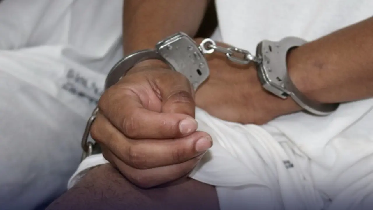 condenado preso esposas