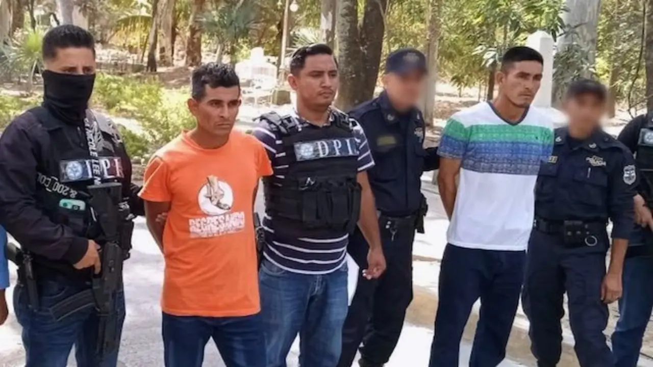 Francisco Antonio Amaya Pineda, alias Slow, y Víctor Manuel Echeverría Leiva, alias Dulcero, Barrio 18, borraban tatuajes en Honduras, agrupaciones ilícitas