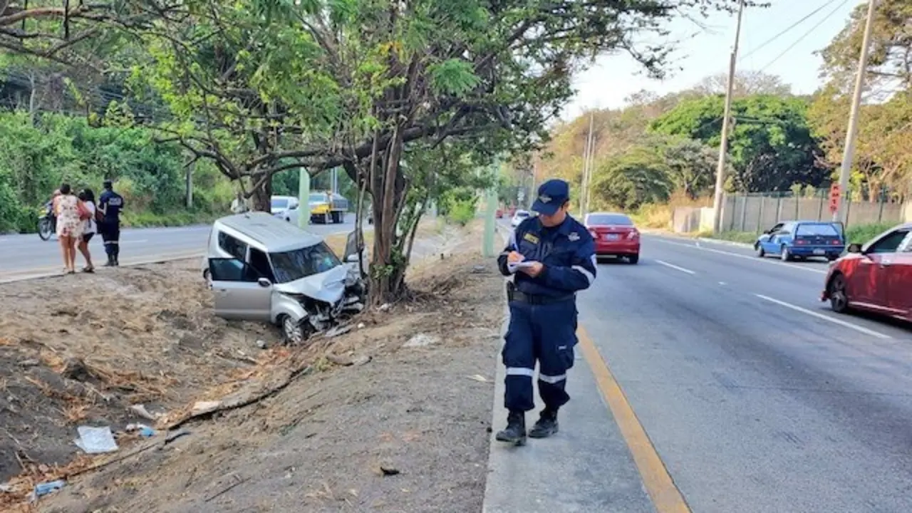 Hombre muere al chocar contra un árbol en autopista a Comalapa 06-04-2024