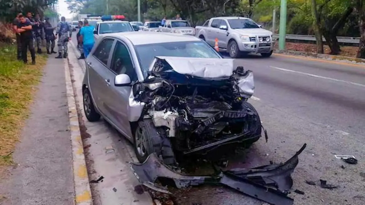 Mujer muere al chocar contra microbús 18-04-2024