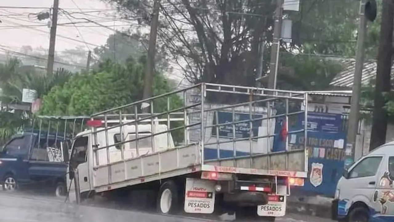 Camión cae en cuneta sin parrilla Santa Ana Oeste 20-05-2024
