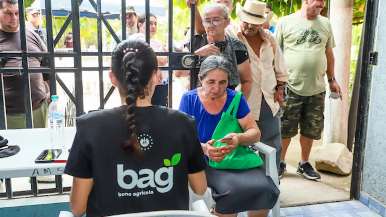 Entrega Bono Agrícola mujeres Chalatenango