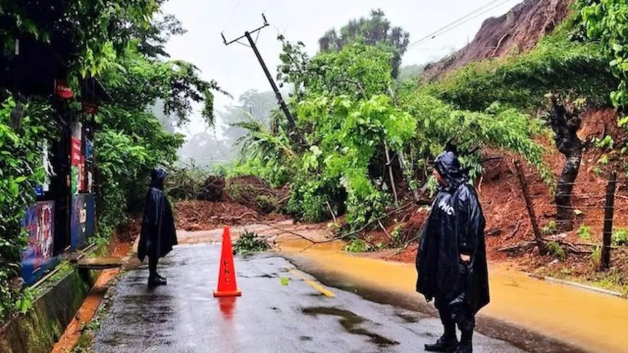 Derrumbe carretera de Jujutla a Ahuachapán 17-06-2024