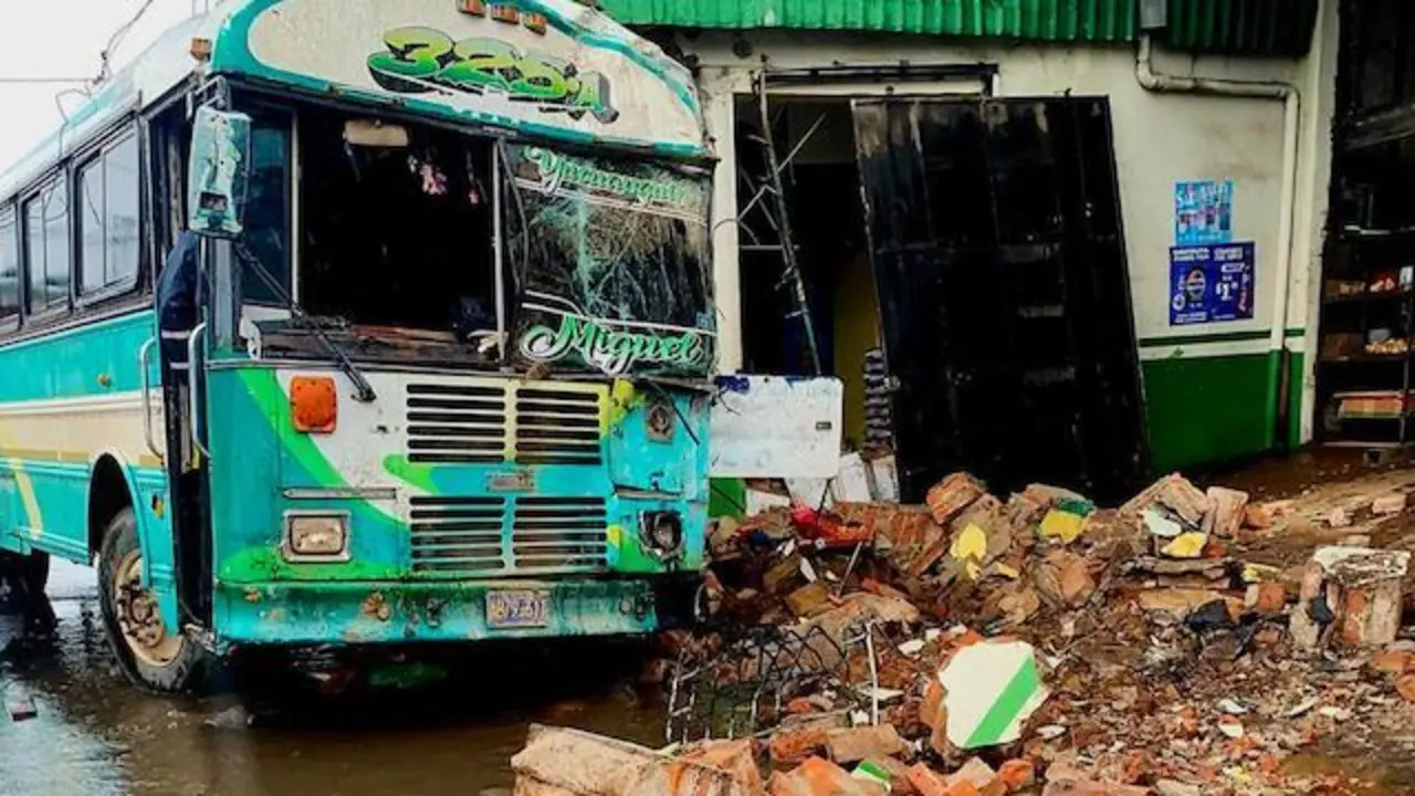 Autobús accidente lluvias 18-06-2024