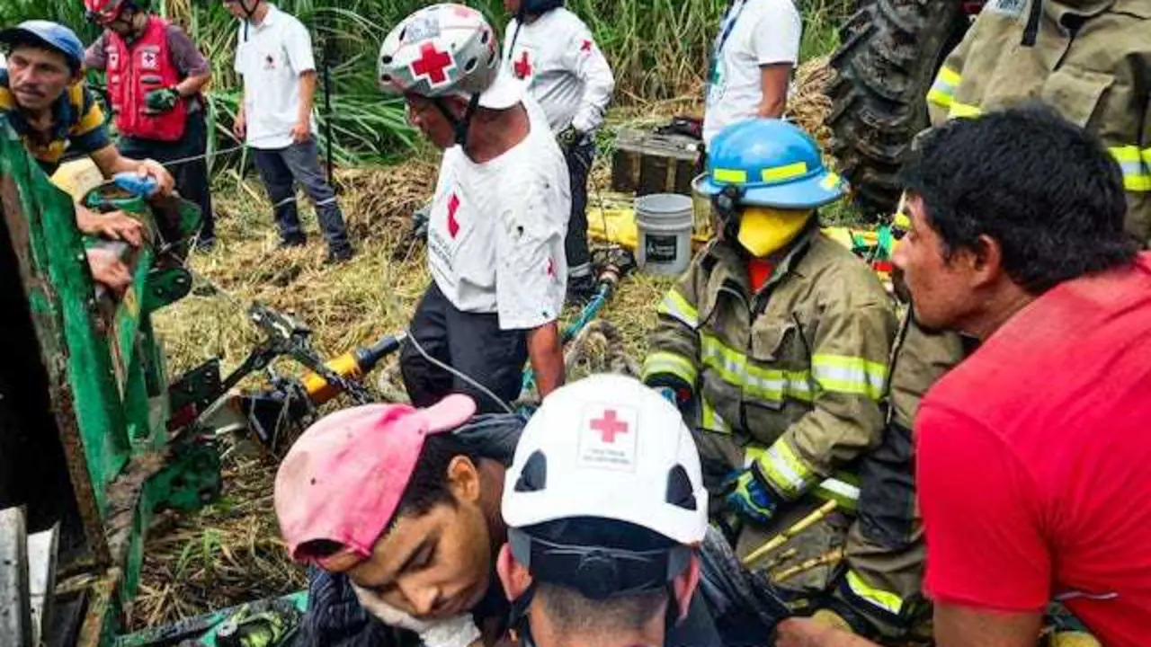 Rescatan a joven que quedó atrapado en máquina cortadora de maleza 03-07-2024