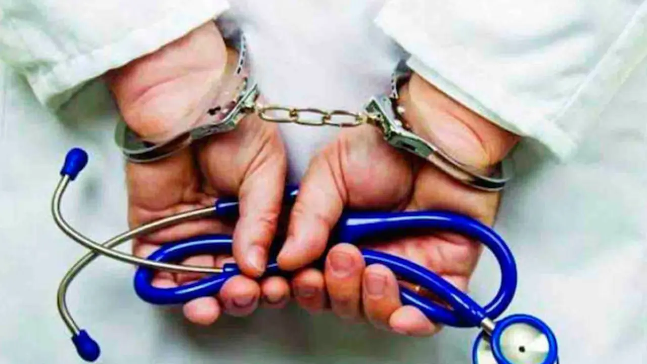 Médico falso detenido