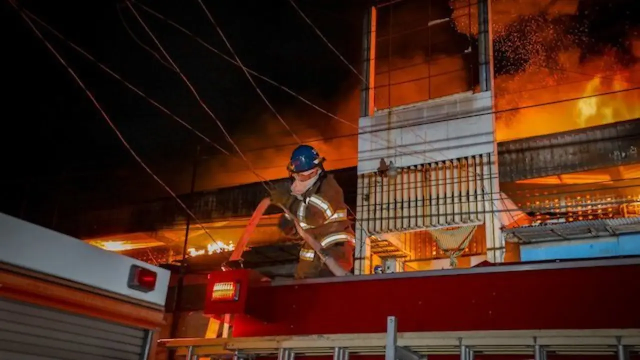Incendio destruye edificio 5 Mercado Central