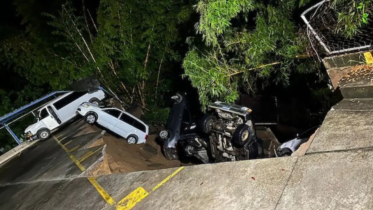 Cinco vehículos arrastrados al río por muro colapsado por lluvias 28-09-2024