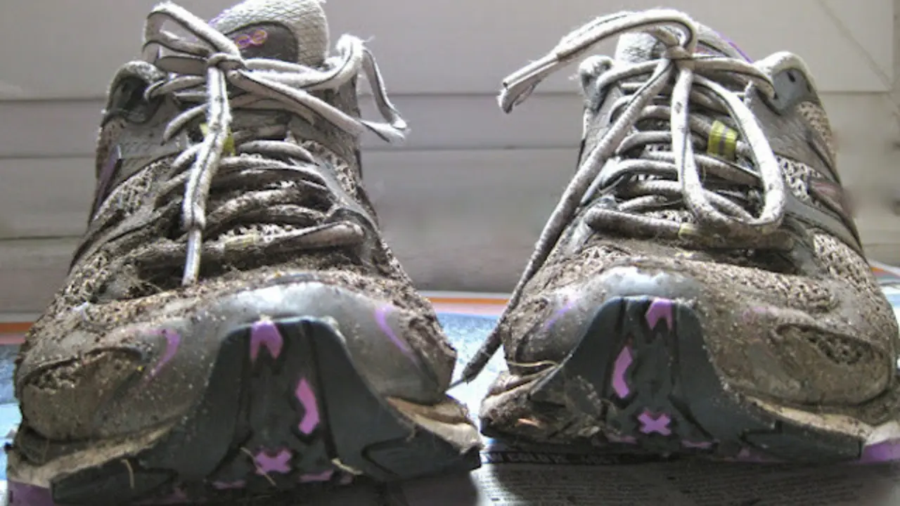 zapatos tenis secándose