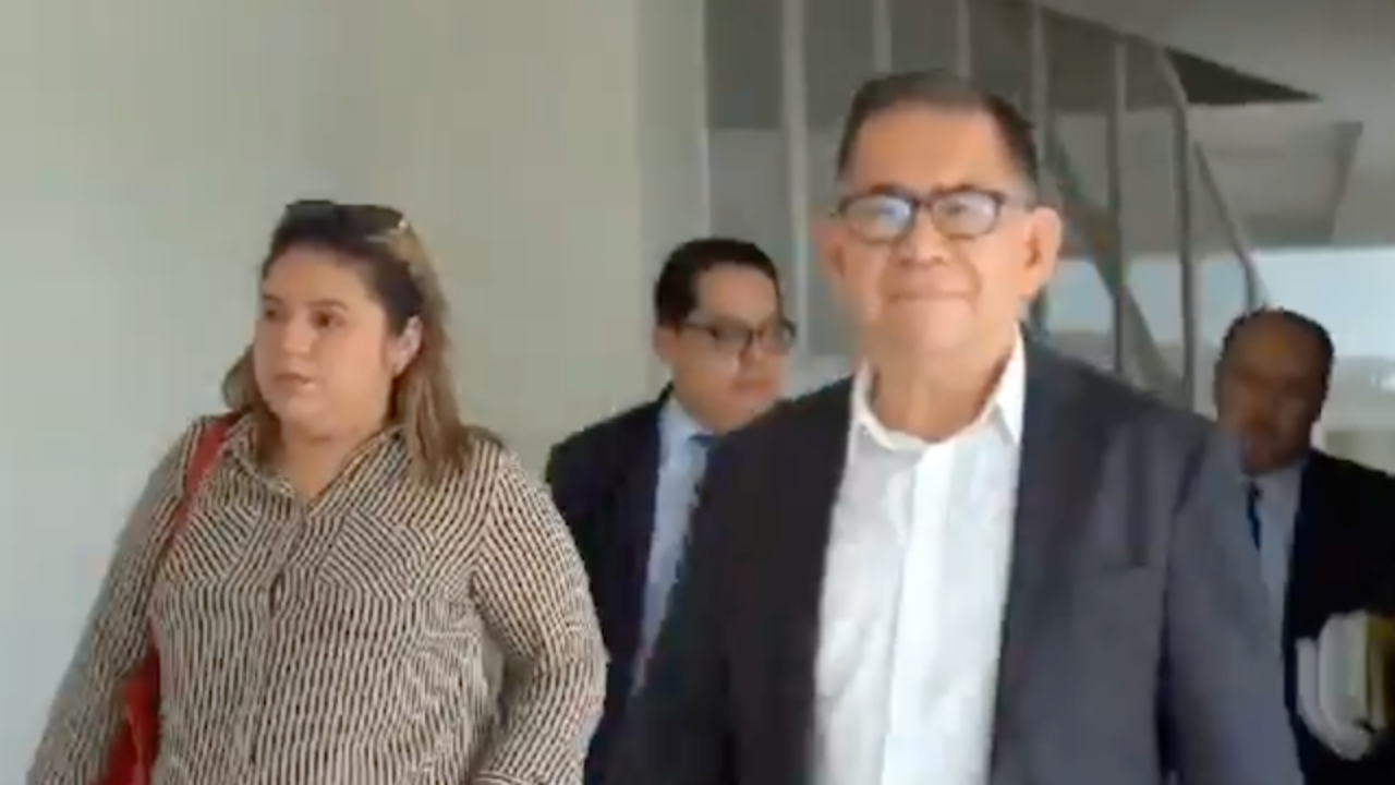 Eugenio Chicas y esposa