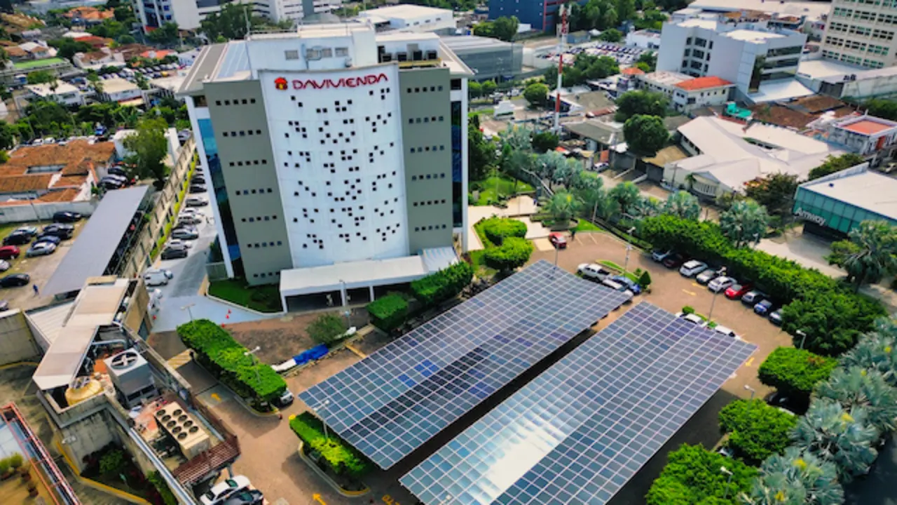 Fotograf&iacute;as a&eacute;reas de las instalaciones de Paneles Solares para generar energ&iacute;a fotovoltaica en Banco Davivienda Centro Financiero, San Salvador, El Salvador, el 29 de noviembre de 2024.
Foto Banco Davivienda Salvadore&ntilde;o/ Salvador Melendez