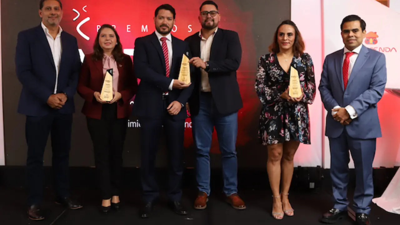 Entrega de Premios Inspira 2024, entregados por Banco Davivivienda El Salvador a sus proveedores que destacan en tecnolog&iacute;a para el usuario, durante un almuerzo, en San Salvador, El Salvador, el 26 de noviembre de 2024
Foto Banco Davivienda/ Salvador Mel&eacute;ndez