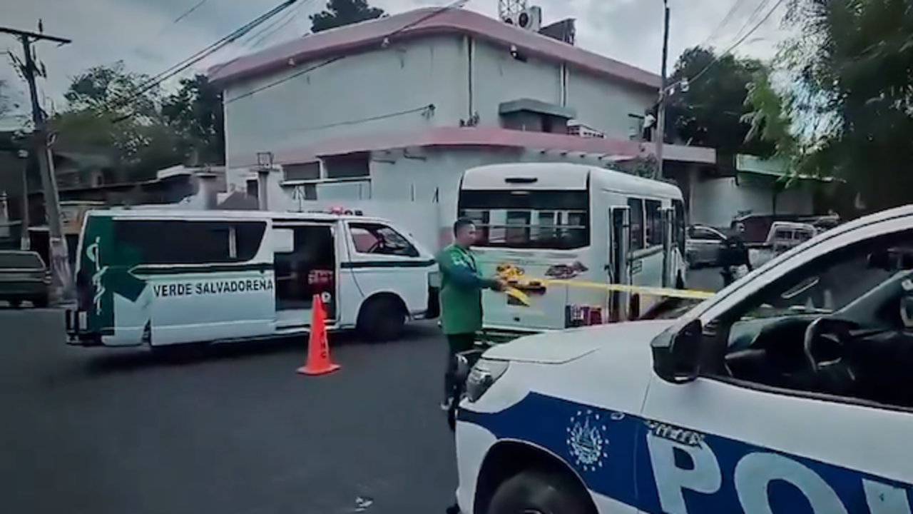 Hombre fallecido al interior de microbús ruta 6-A en Mejicanos 10-02-2025