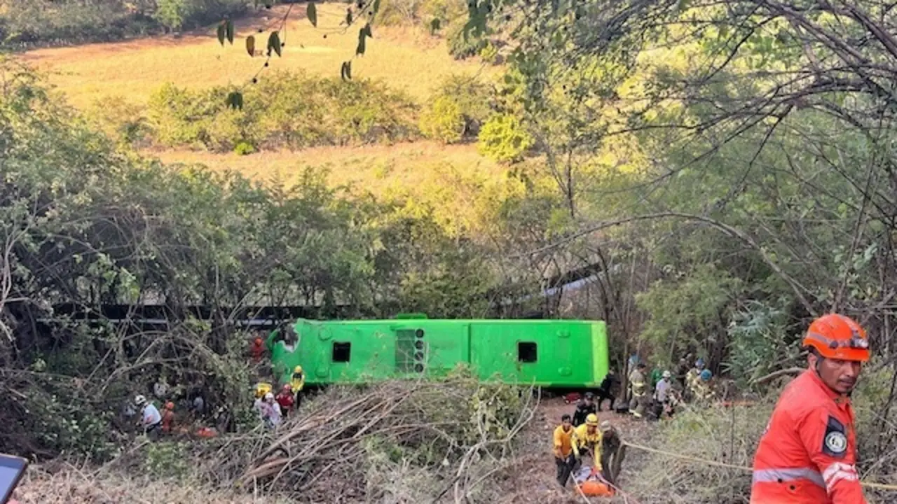 Bus cae a barranco en quebrada seca-febrero 2025