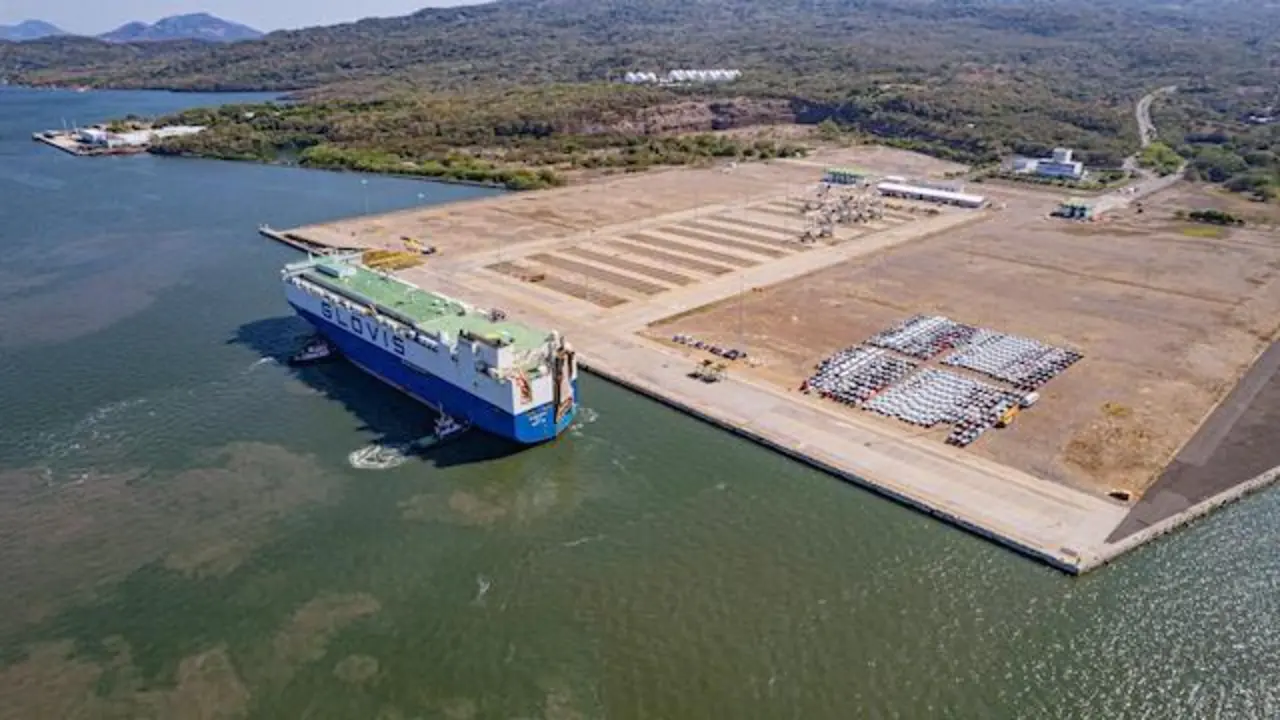 Buque de carga GLOVIS SPIRIT atraca en puerto de La Unión_1