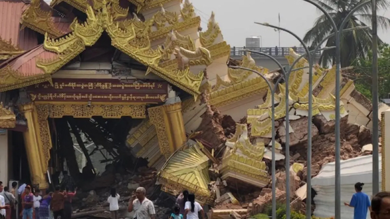 Terremoto Palacio Mandalay Myanmar copia