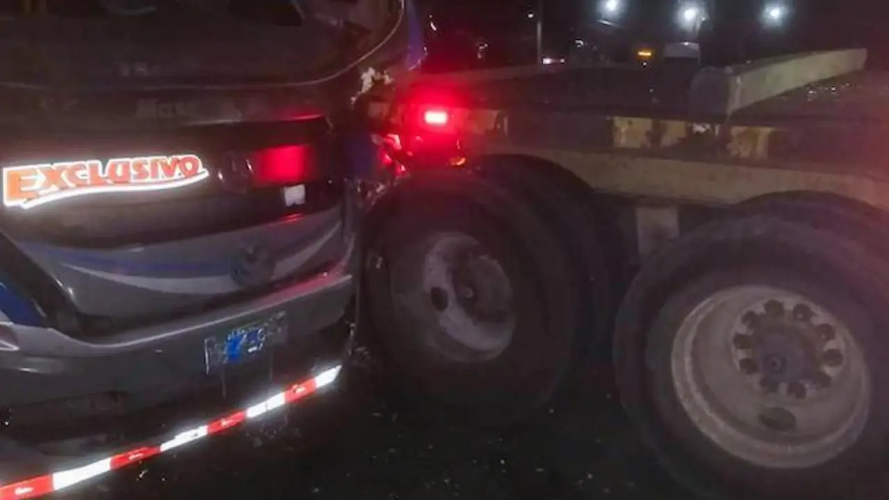 Choque microbús 252 contra rastra, Sonsonate, 31-03-2025