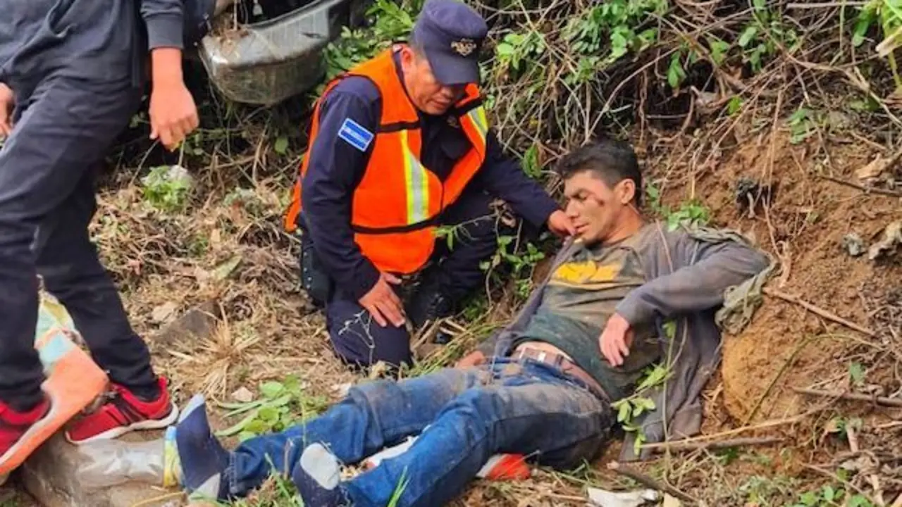 Lesionados choque pick up con camión arenero 01-04-2025