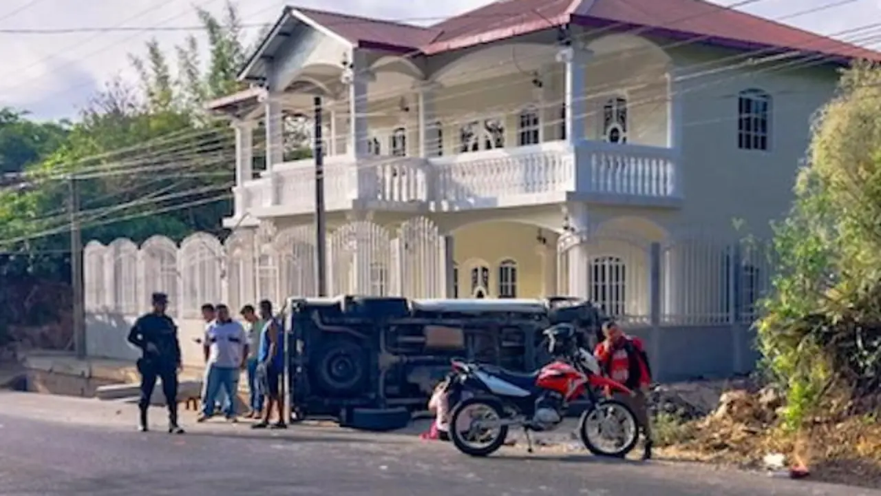 Tres niñas lesionadas en vuelco de camioneta 07-04-2025