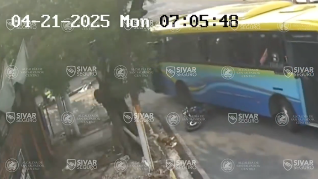 Accidente alameda Roosevelt y 33 avenida norte San Salvador 21-04-2025