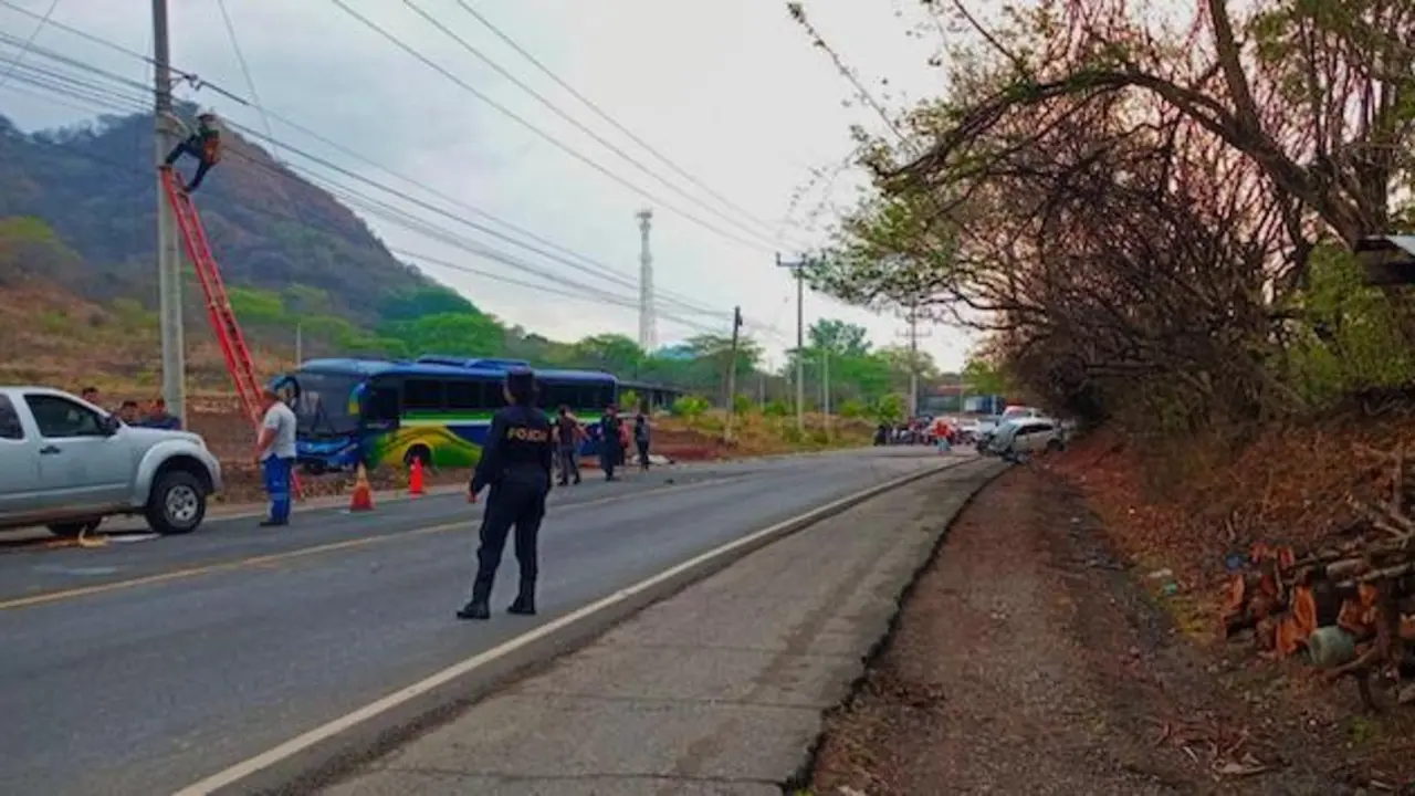Manuel Antonio Canales Saravia, 24 años de edad, conducción peligrosa, provocó accidente