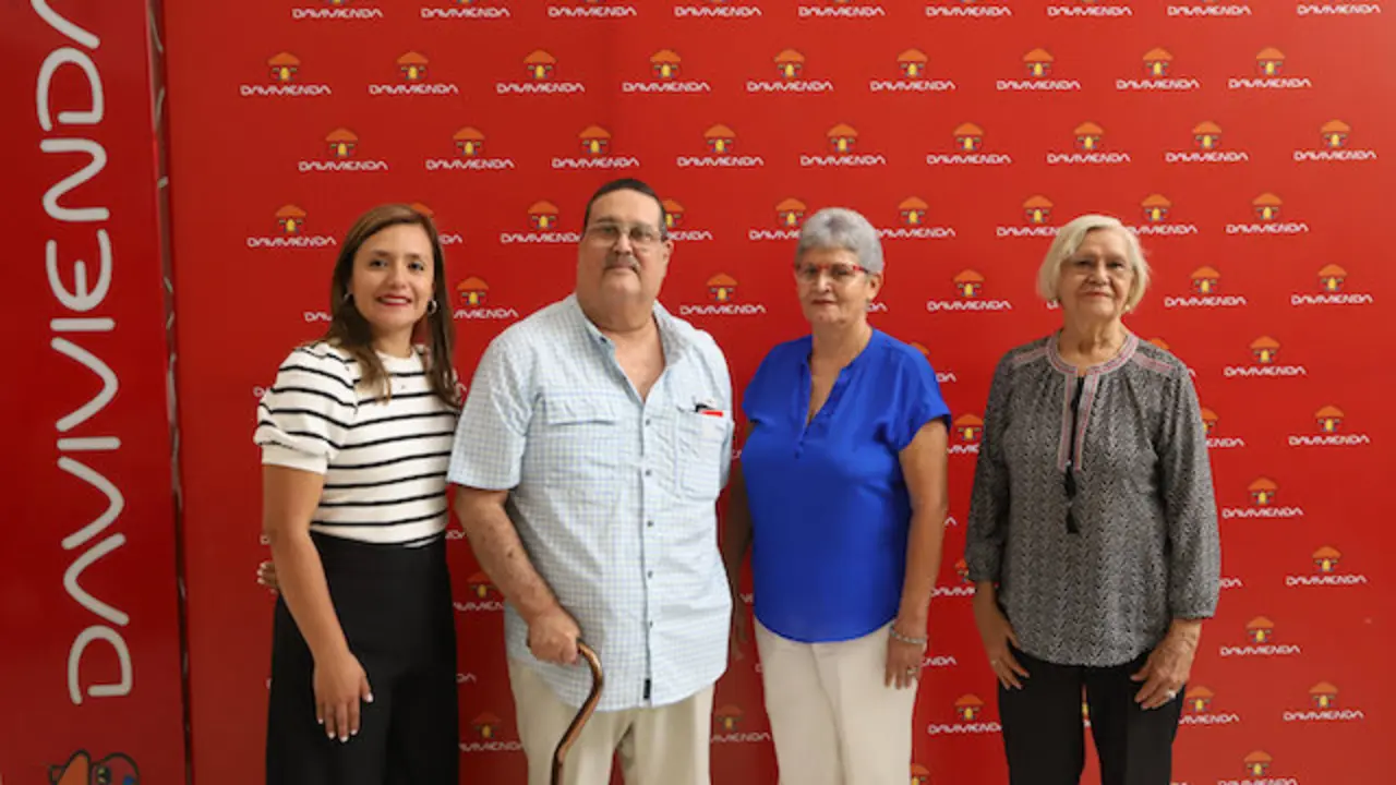 Entrega de Premios DABUENAVIDA 2025 en Agencia bancaria de Centro Financiero en San Salvador, El Salvador, el 25 de abril de 202
Foto Banco Davivienda/ Salvador Melendez