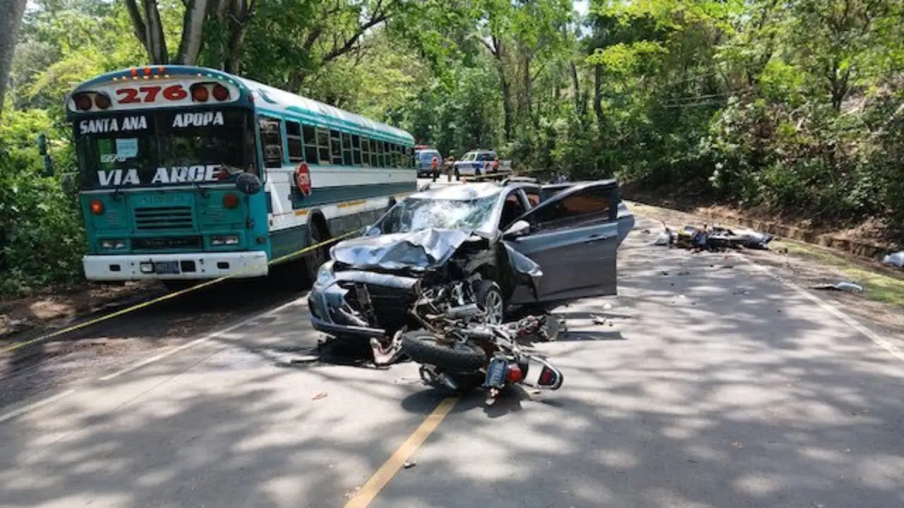 Dos fallecidos y dos heridos accidente kilómetro 60 carretera antigua a San Salvador, Santa Ana