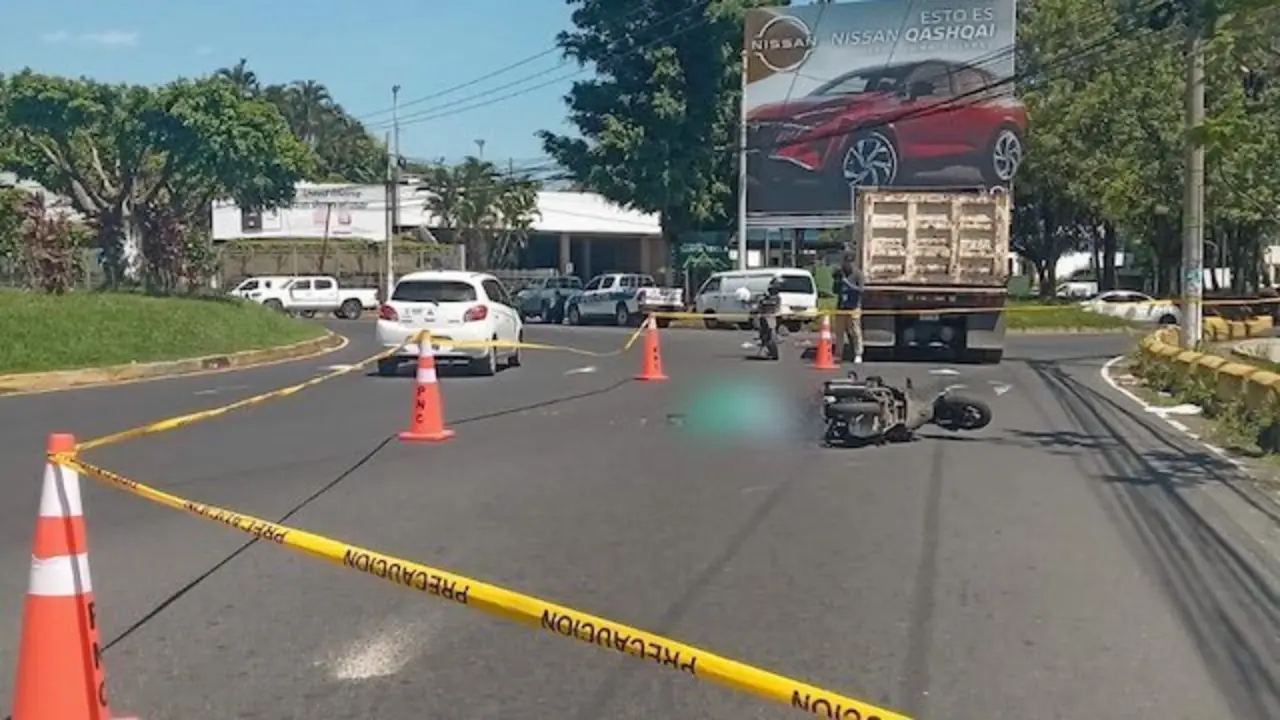 Mujer motociclista muere en el redondel El Platillo, Santa Tecla, 12-10-2025