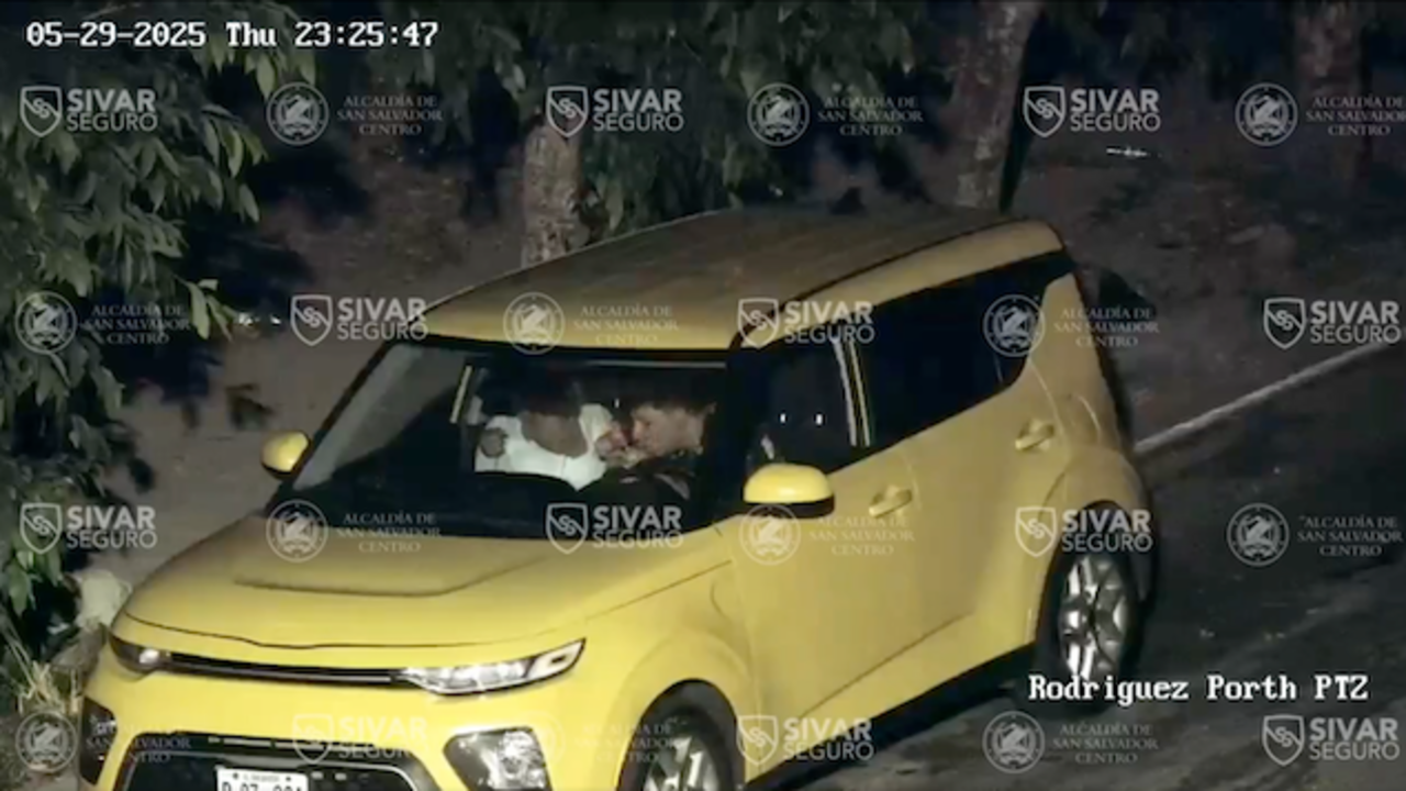 Pareja consumiendo drogas dentro de un vehículo en San Salvador