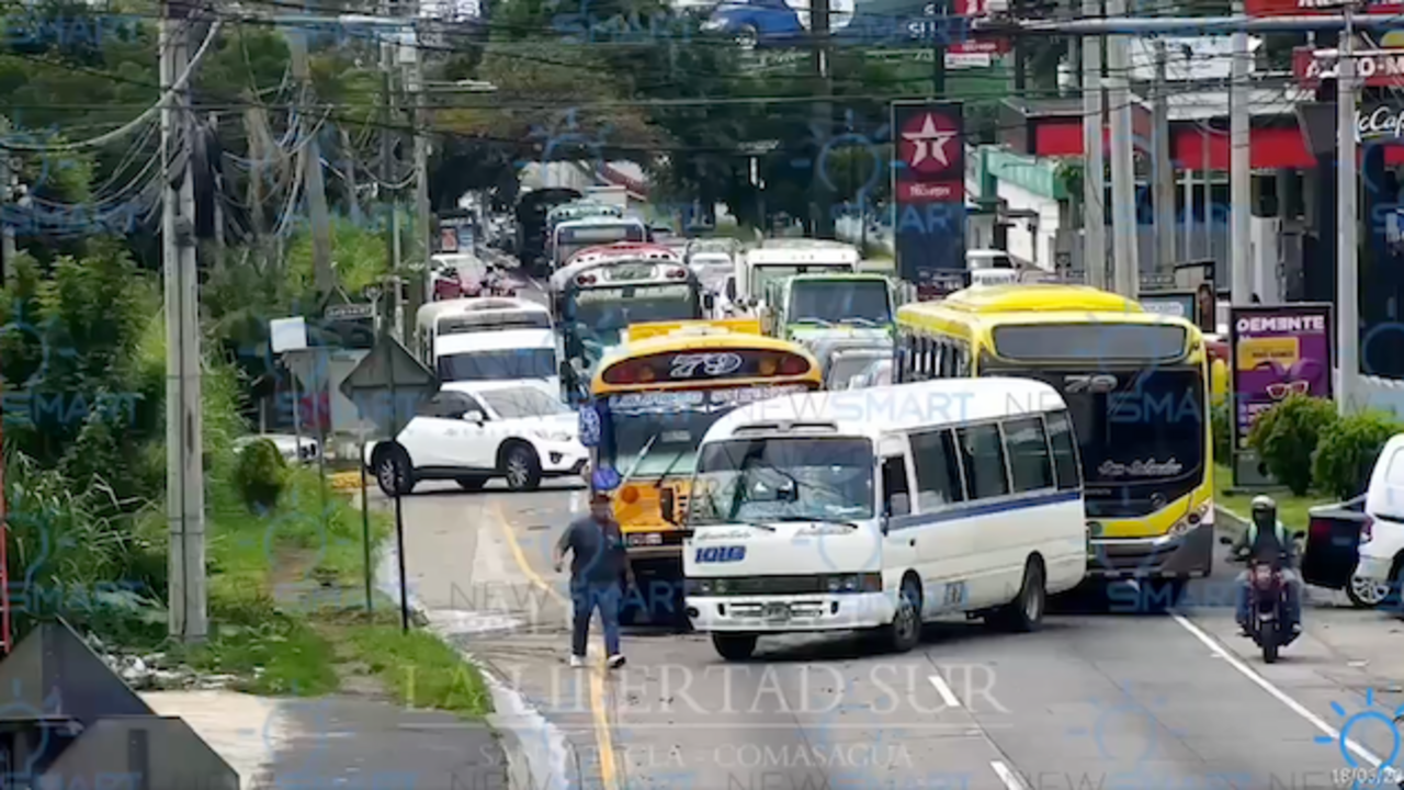 Busero y microbusero disputan la vía en Santa Tecla 18-06-2025