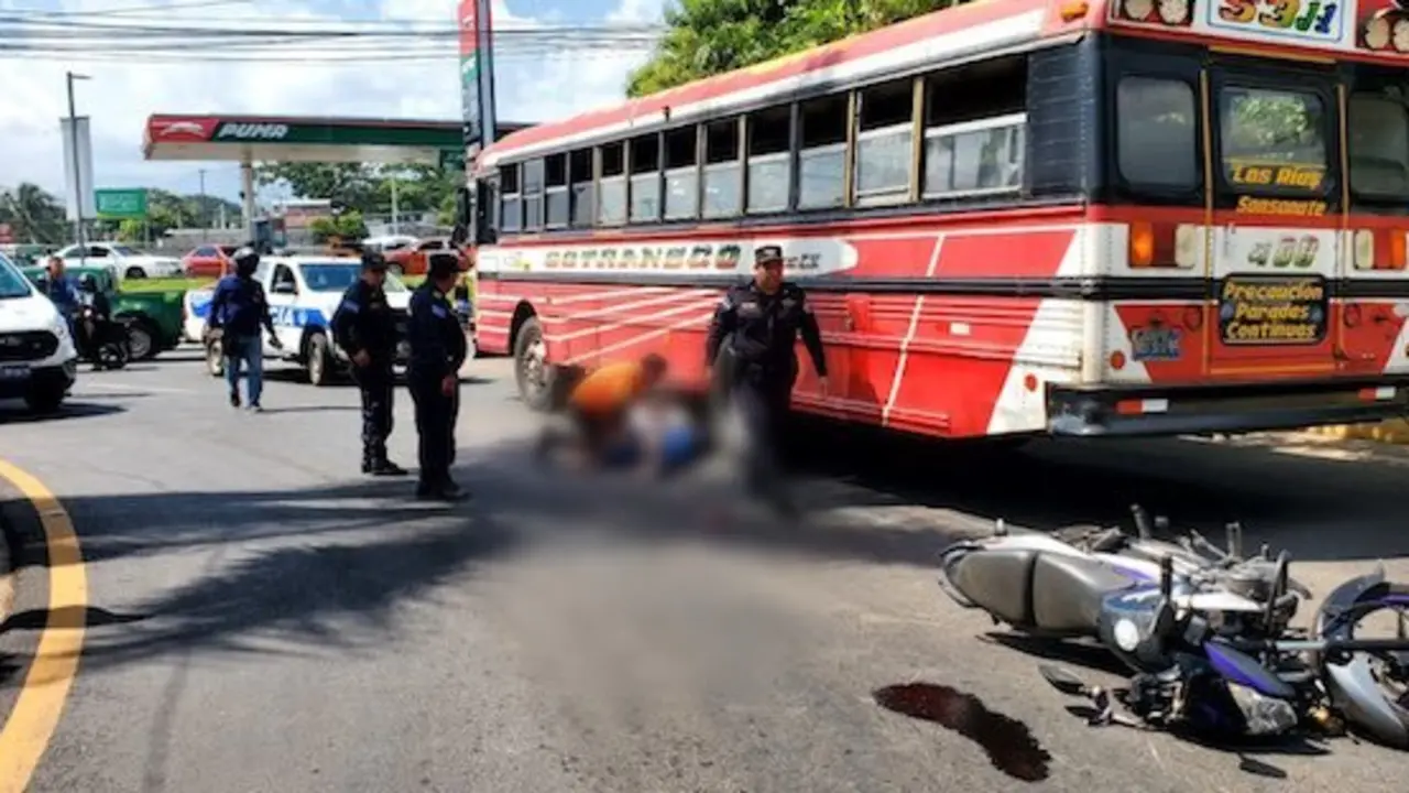Motociclista fallecida tras chocar contra bus ruta 53 J-1, Sonsonate, 17-07-2025