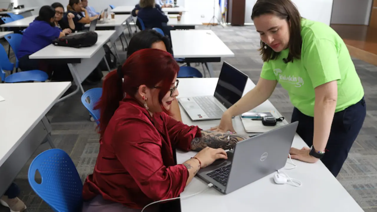 Charla taller sobre las Herramientas de Investigaci&oacute;n usando Inteligencia Artificial, como chat GPT o Gemini en los ambientes universitarios, en el Auditorium Democracia en Fusades, Antiguo Cuscatl&aacute;n, La Libertad, El Salvador.
Foto Banco Davivienda por Salvador Mel&eacute;ndez