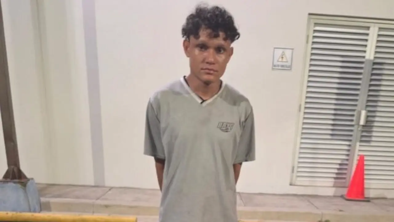 Kevin Alexander Espinoza Escobar, 19 años de edad, posesión y tenencia de drogas y fabricación, portación y tenencia de armas de fuego o explosivos caseros o artesanales