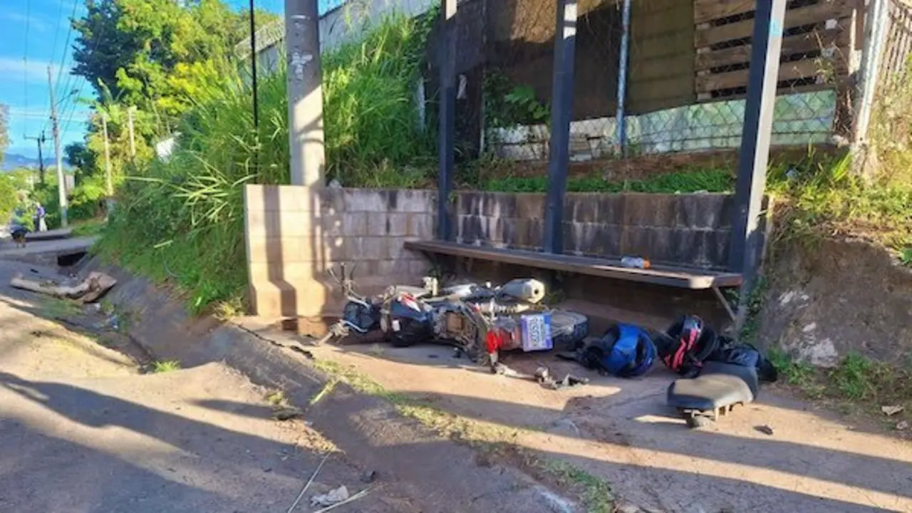 Accidente entre moto y carro en Santa Ana. Una embarazada mujer perdió a su bebé, 16-11-2025