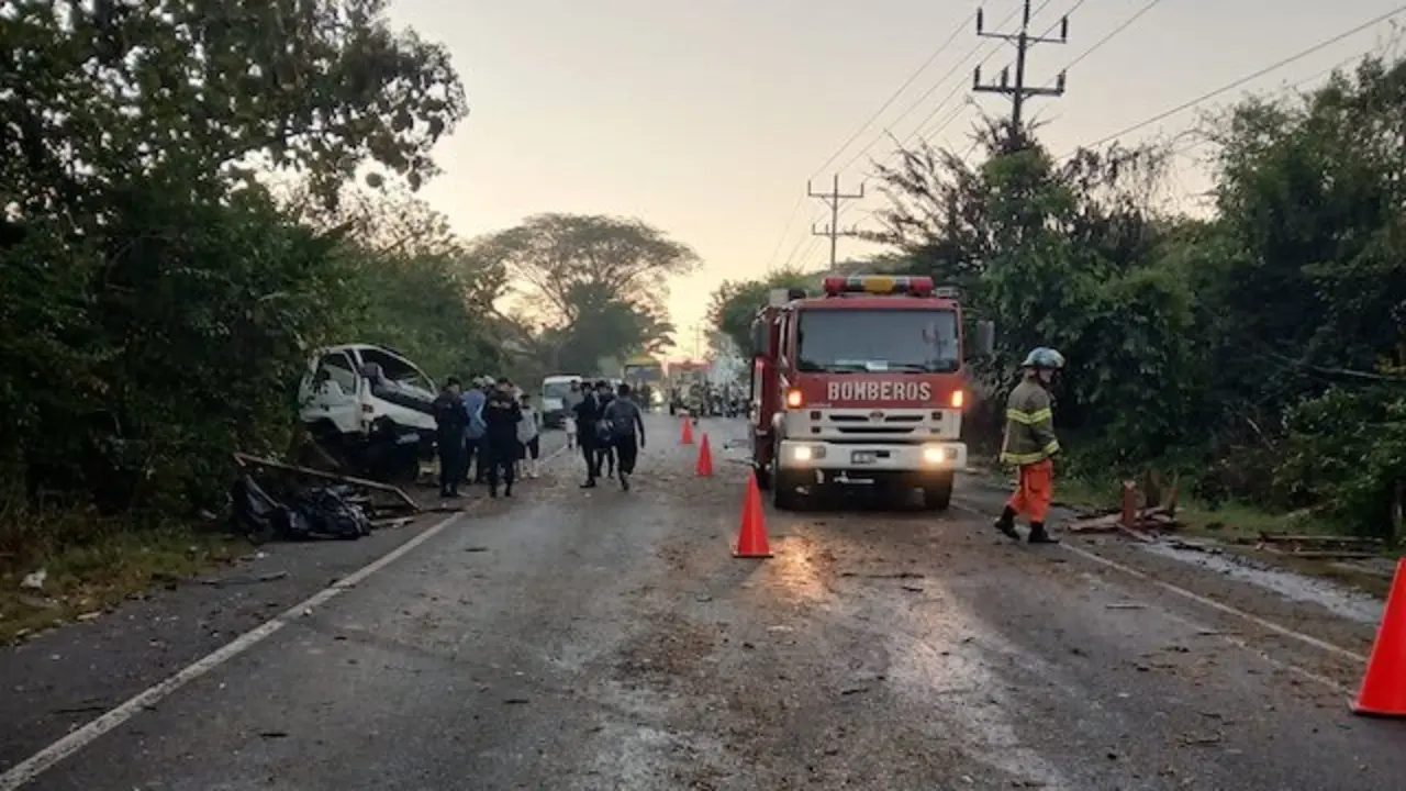 ACCIDENTE CASERÍO LAS MESAS, CHALATENANGO, UN FALLECIDO Y SEIS LESIONADOS 20-11-2025