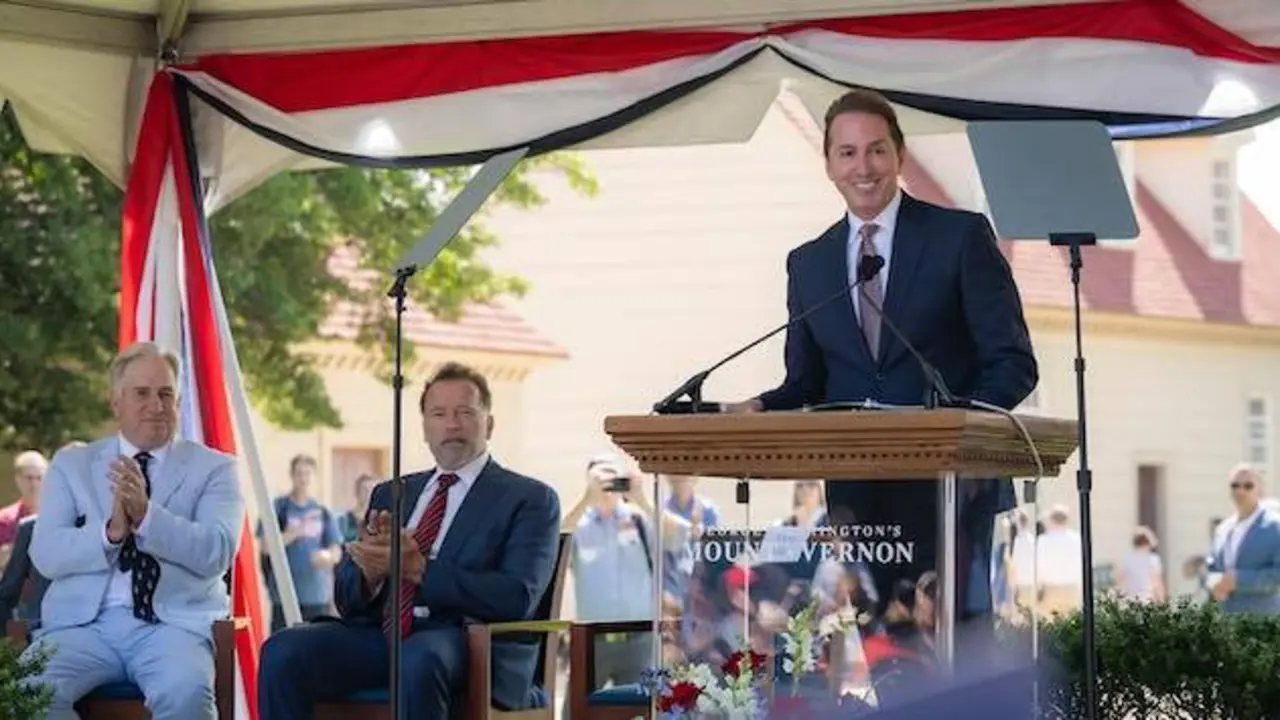 Troy Edgar junto a Arnold Schwarzenegger