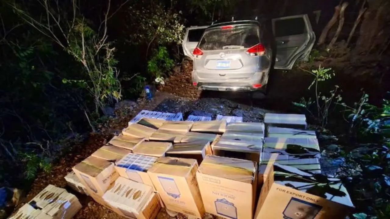 Camioneta abandonada con cigarrillos de contrabando