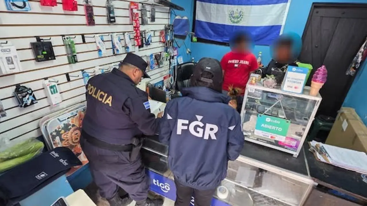 Allanamientos en negocios de reparación de celulares en La Libertad