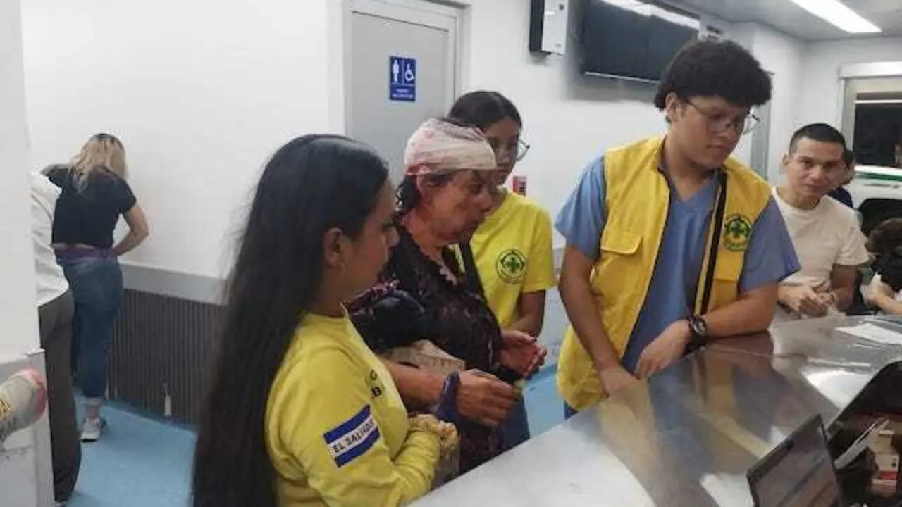 Mujer de 53 años lesionada víctima de asalto el 21 de febrero de 2026 en el centro de San Salvador